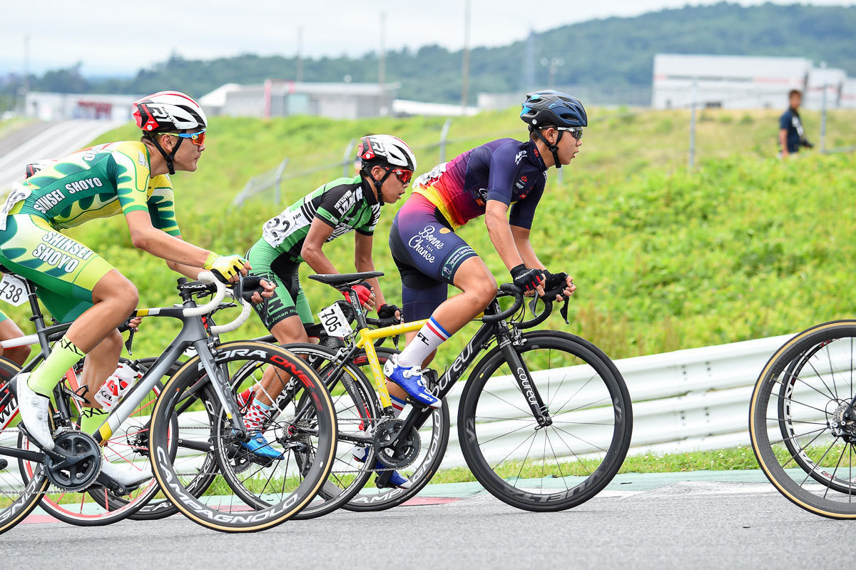 個人TT優勝の篠原輝利（ボンシャンス）は集団前方でレースを進める