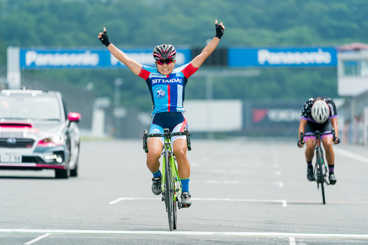 女子ジュニア+U17、渡部とのマッチスプリントを制し優勝した岩元杏奈（日本体育大学）