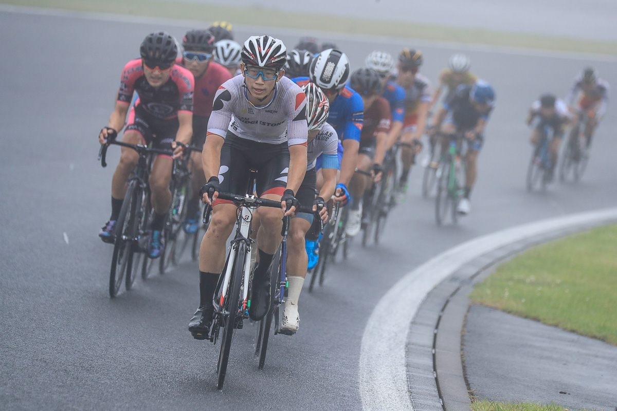 今村駿介を逃げに乗せた沢田桂太郎（チームブリヂストンサイクリング）がメイン集団を抑える