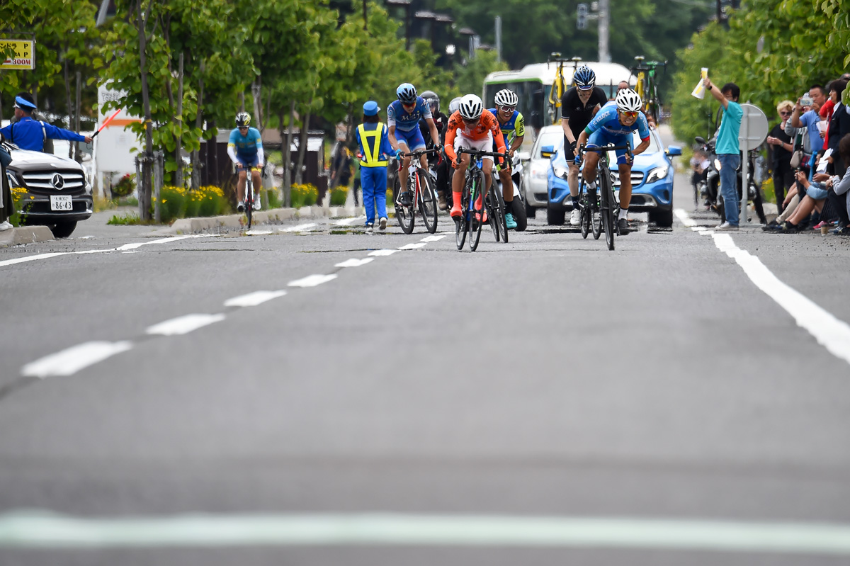 残り100m、松木健治(VC VELOCE)と田崎友康(F(t)麒麟山Racing)が並んでスプリント