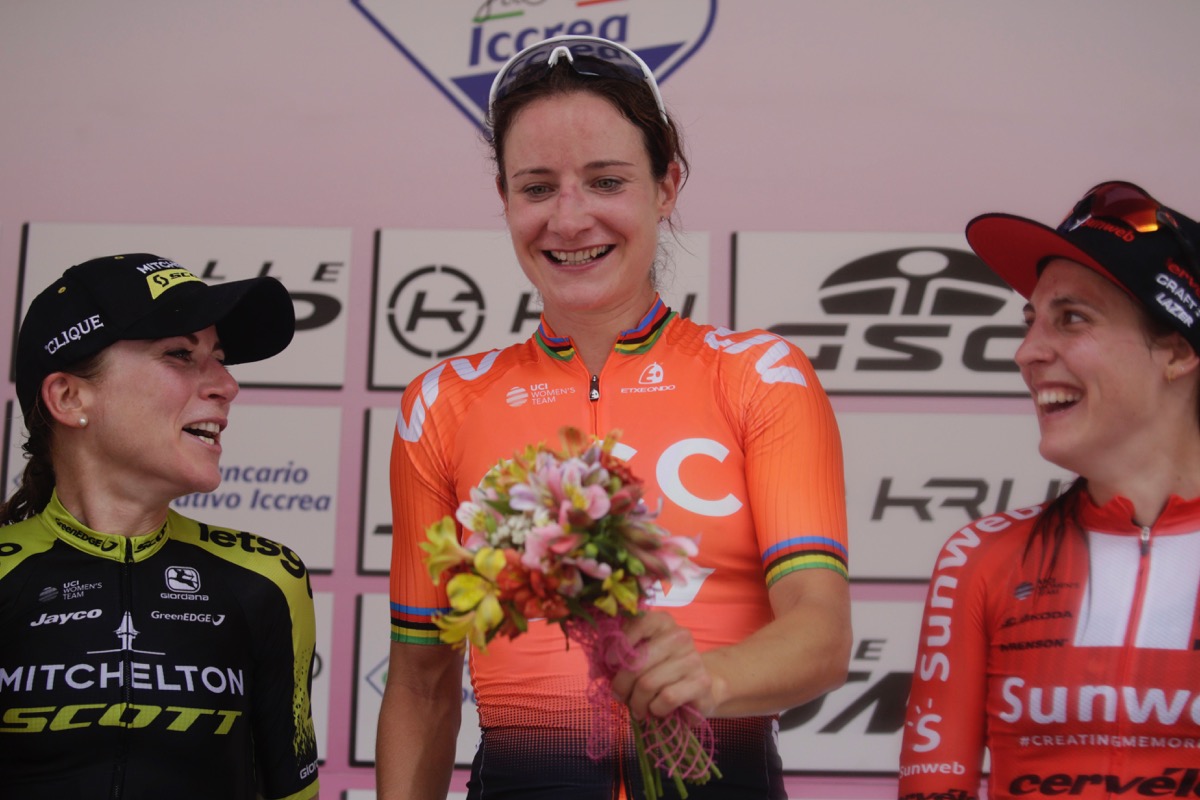 ステージトップスリー表彰。マリアンヌ・フォス(オランダ、CCC・リブ)は通算22勝目だ