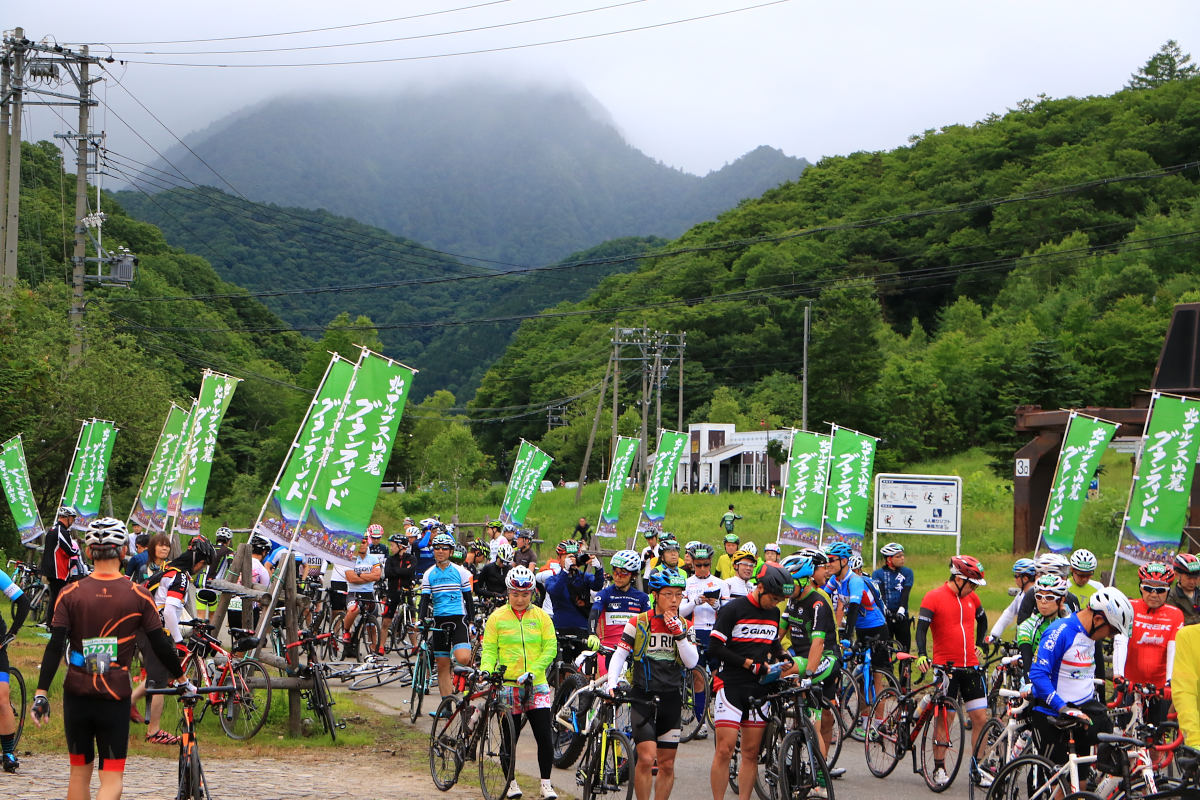 山には厚い雲がかかったあいにくの天候ながら700人近い参加者が集まった北アルプス山麓グランフォンド