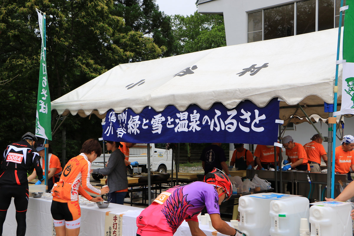 栂池高原エイドでは地元のお蕎麦が振る舞われた