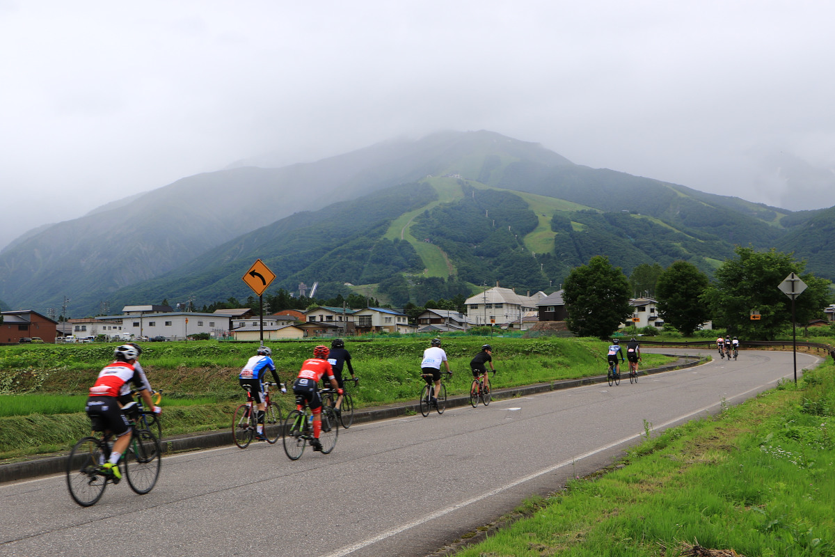 白馬村の田園地帯を駆ける一行