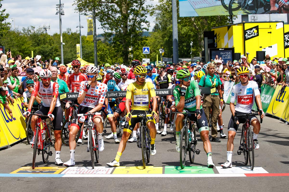 前日のステージ優勝者と各賞ジャージ着用者が最前列に並ぶ