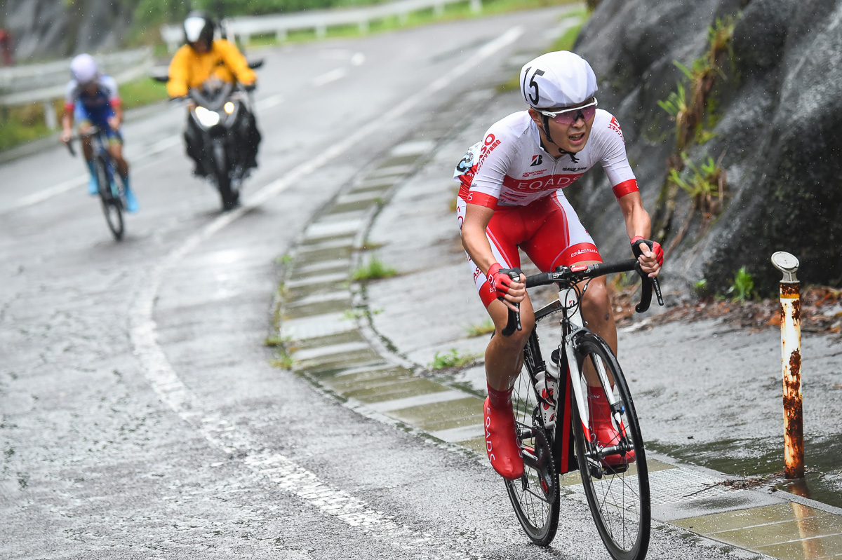 Y（ユース）　残り2km付近で湯浅博貴（EQADS）が永塩幸之介（群馬グリフィンエリート）を引き離す