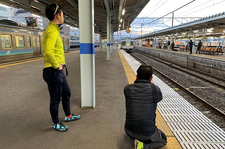 お目当ての列車キター！ということで、早朝から塩尻行き送り込み回送列車を狙うテツな人たち(笑)