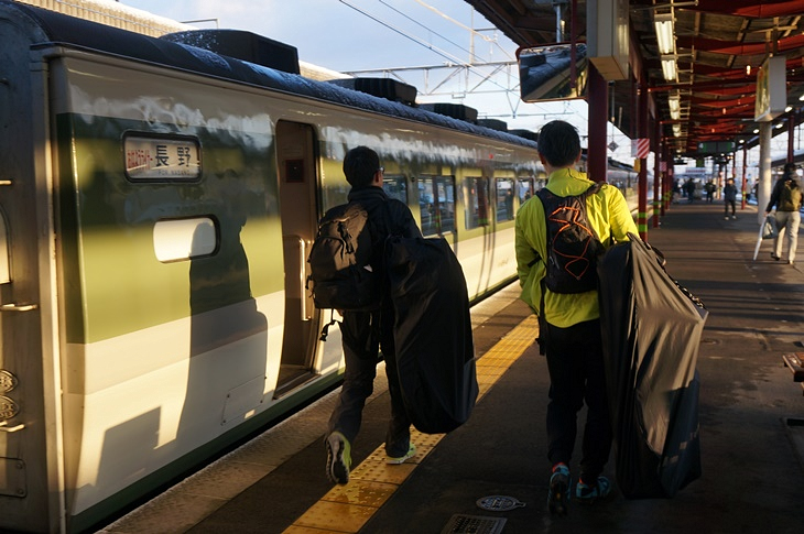 塩尻駅に到着すると、お隣のホームにお目当ての国鉄型特急車両189系が待っています！