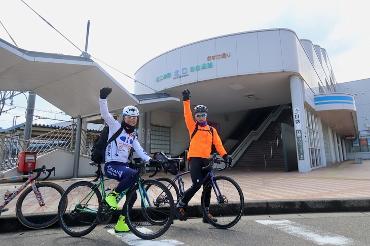 駅前ロータリーで自転車を組み立てたら、二日目のサイクリングがスタートです！