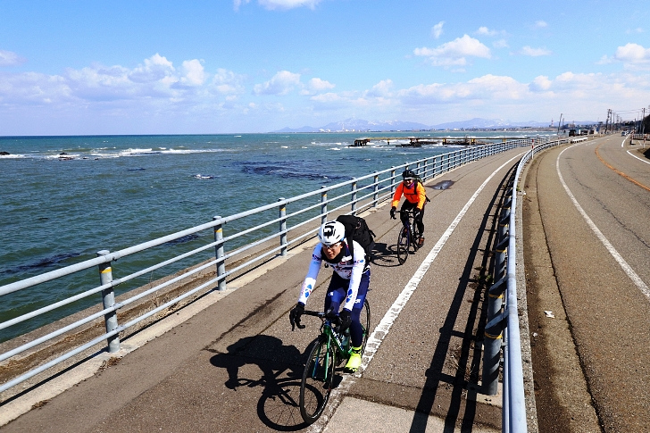 先ほどまでと打って変わって、晴天の下で日本海を見ながらサイクリングできるという幸せ❤