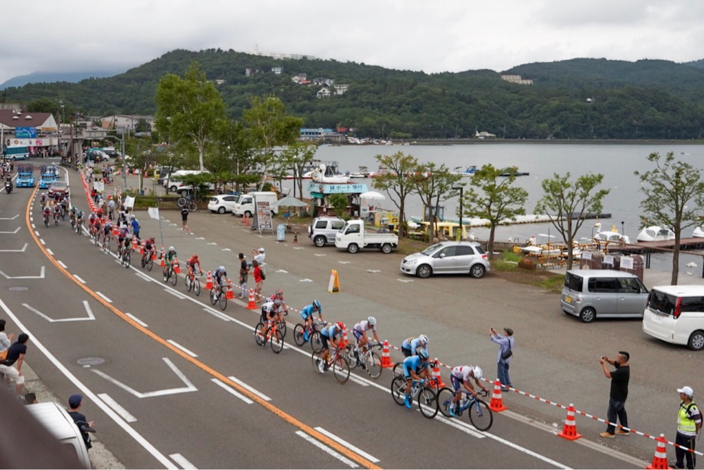 山中湖畔を駆け抜けるメイン集団