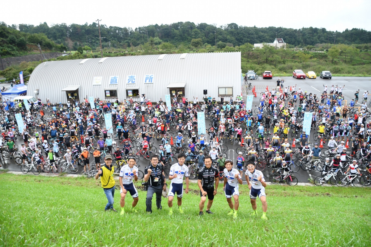 ゲストライダーのキナンサイクリングチームの選手たちとともに走る「いなべヴェロフェスタ」