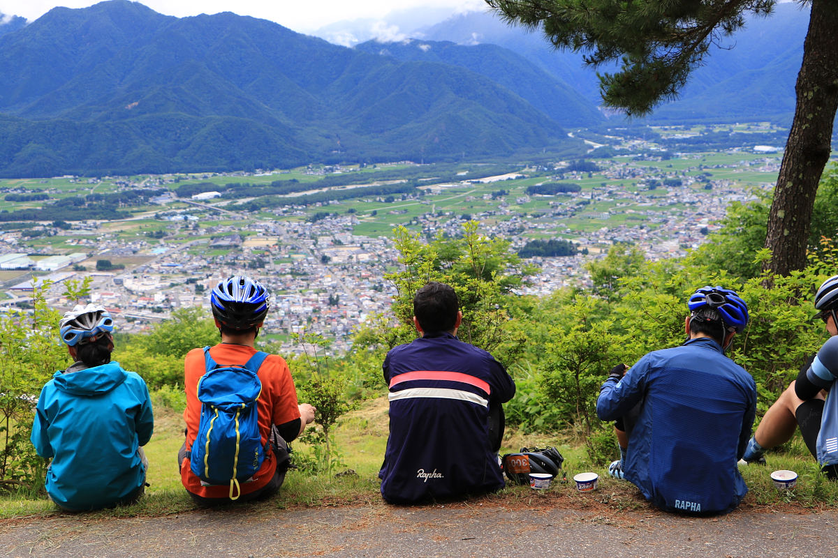 美しい眺めを堪能しながら腰を掛け長めに休憩