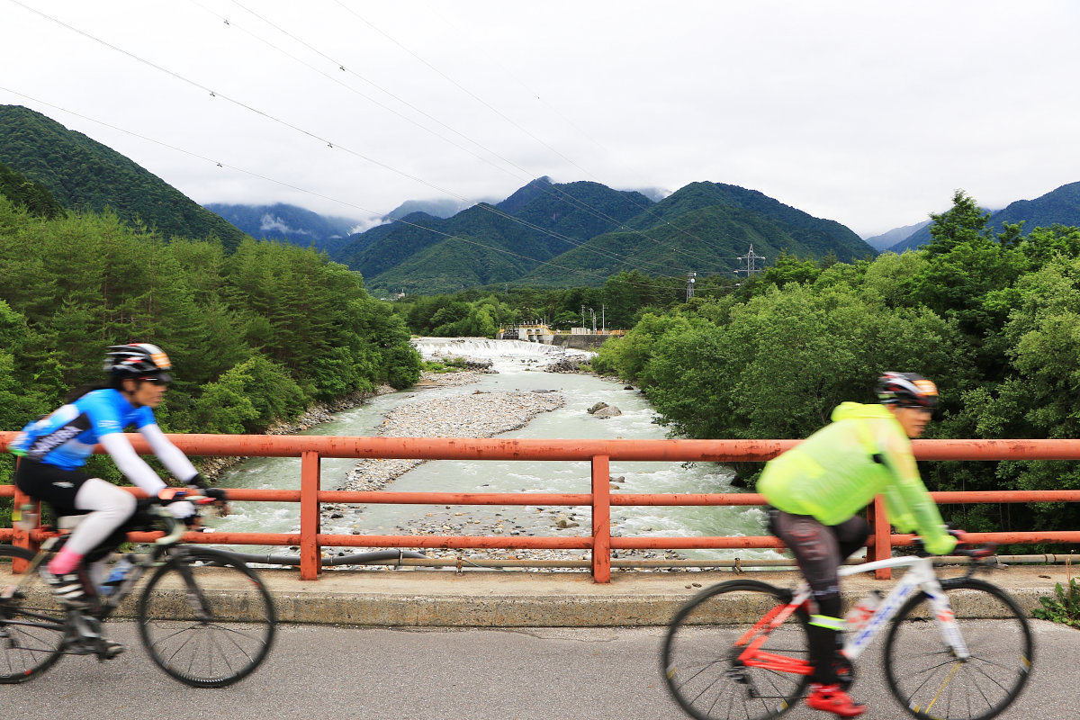 真っ赤な欄干が映える蓮華大橋