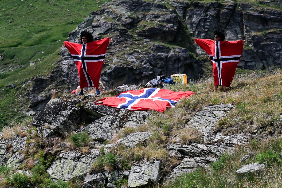 陽光を受けて超級山岳イズラン峠で応援するノルウェーのファン