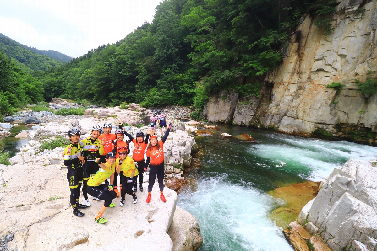 川床はだいぶ涼しげでついつい長居したくなってしまいそうな屏風岩