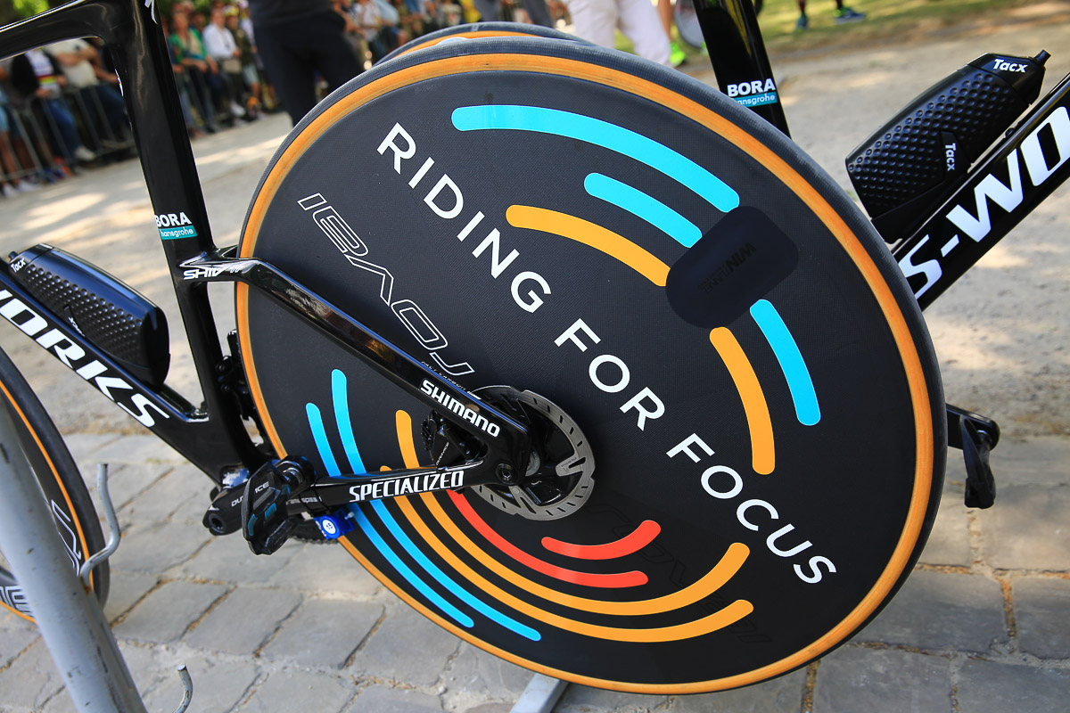 ロヴァールの321ディスクホイール　描かれている”RIDING FOR FOCUS”とは、スペシャライズド財団が提唱するADHDの子供たちへ自転車を届けるためのプログラム