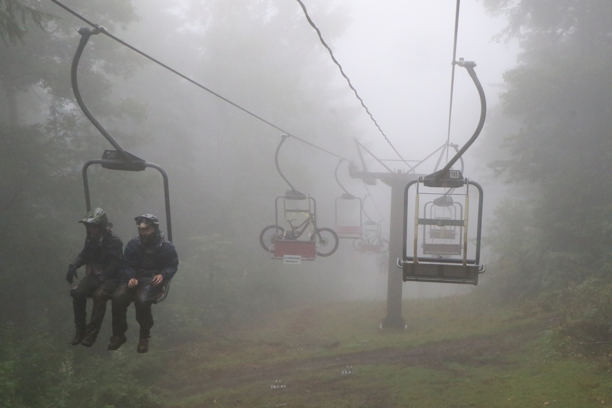 霧立ち込める入笠山