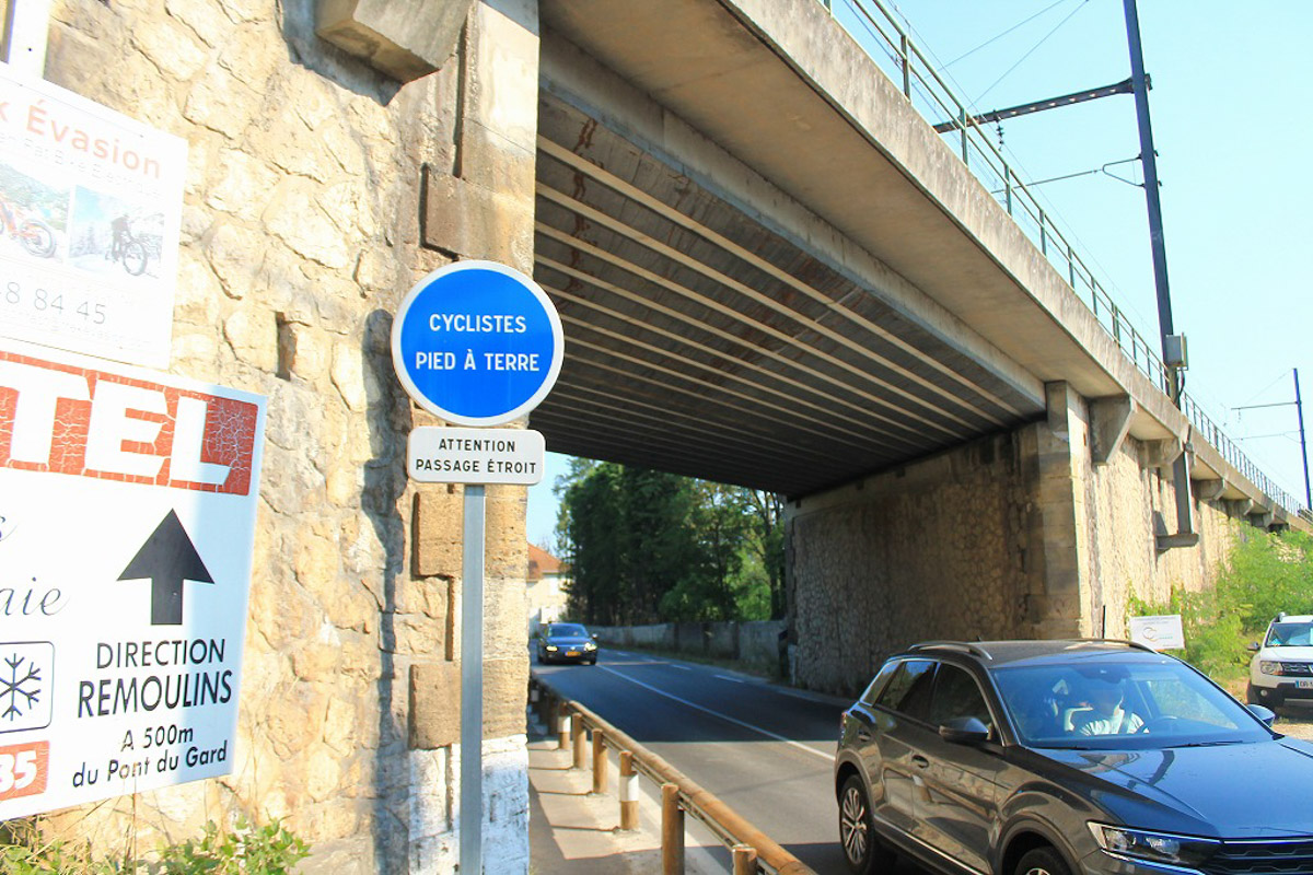 サイクリストと歩行者専用の歩道