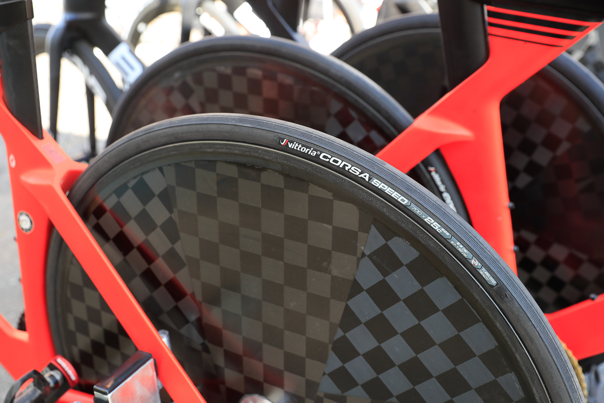 ロードレース用ホイールにはチューブラーが用いられるが、タイムトライアルにはヴィットリアCorsa Speedチューブレスレディを使用した