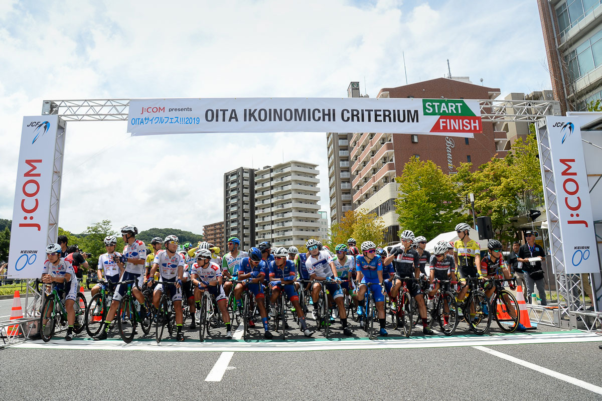 おおいた いこいの道クリテリウムのスタートラインに勢揃いした選手達