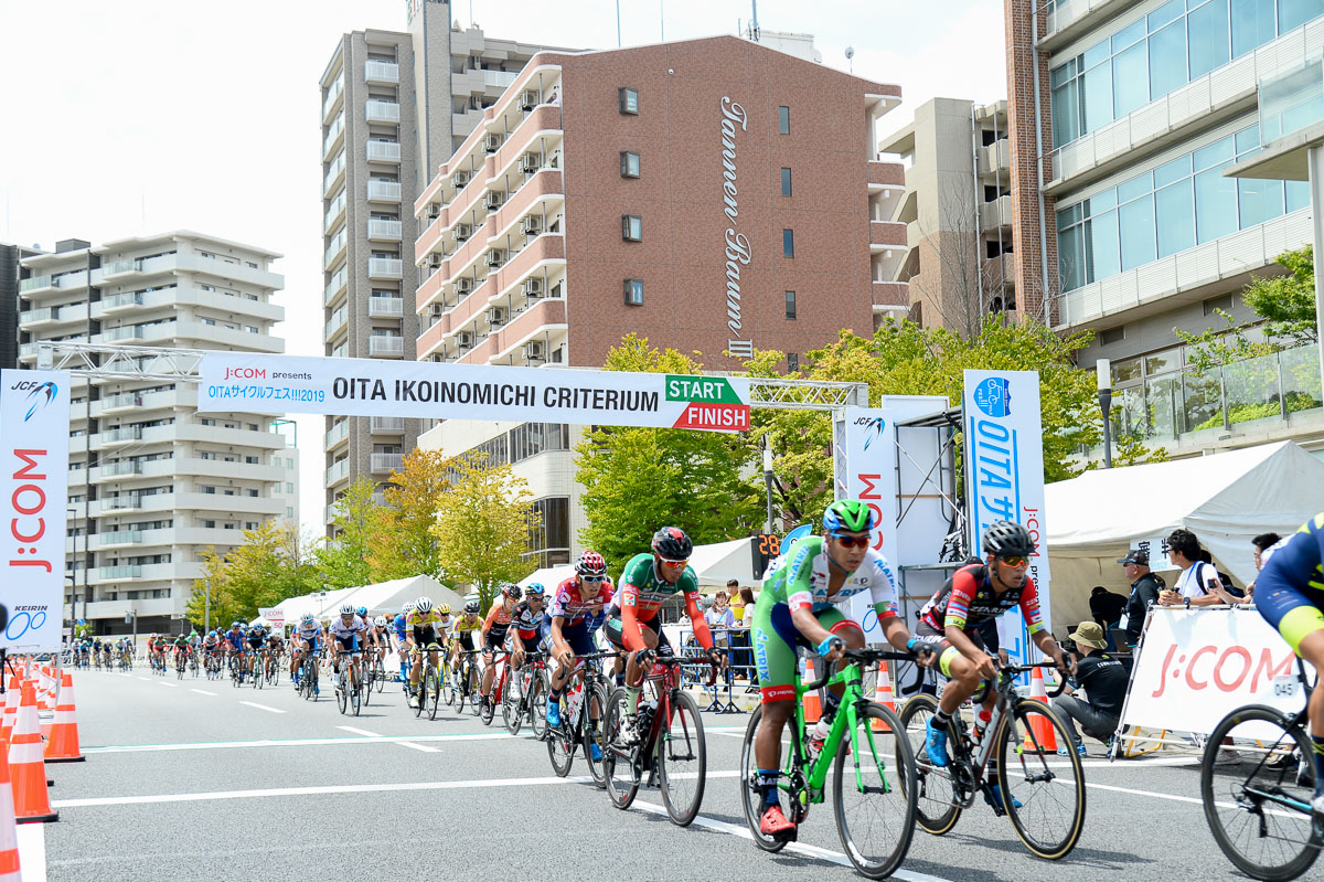 マンションが並ぶ大分駅南側を駆け抜ける集団