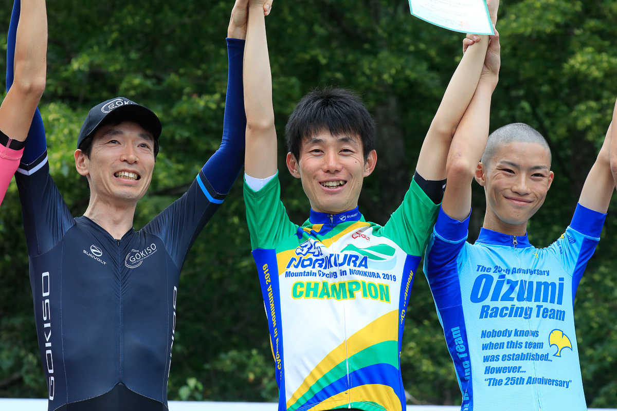 チャンピオン優勝の中村俊介（SEKIYA）、2位森本誠（GOKISO）、3位梅川陸（大泉愛輪会）