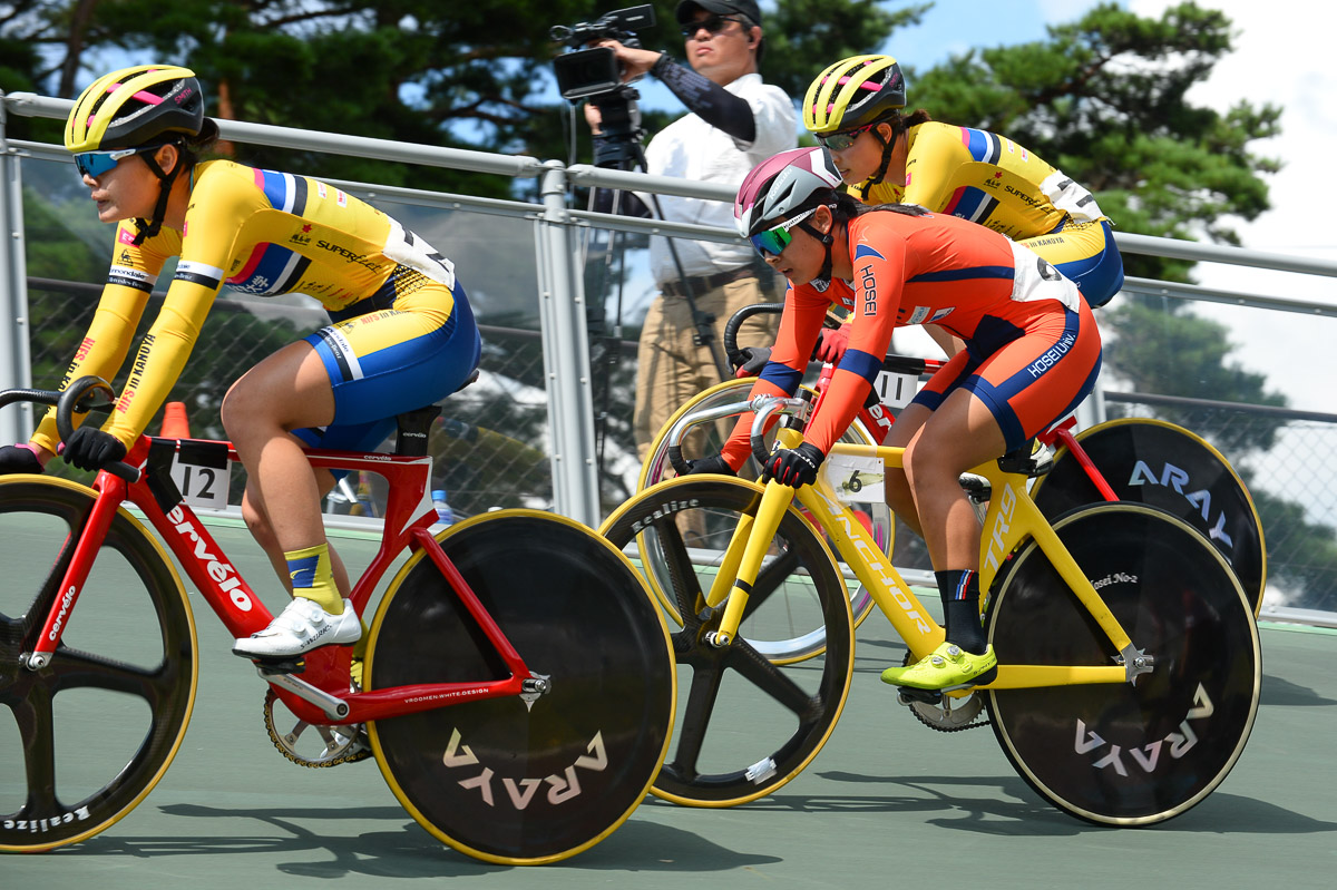 女子オムニアム ポイントレース 鹿屋体育大学の2人にマークされる太郎田水桜（法政大学）