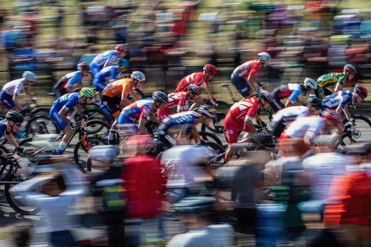 XCO男子U23レースがスタート。中央が平林安里と竹内遼