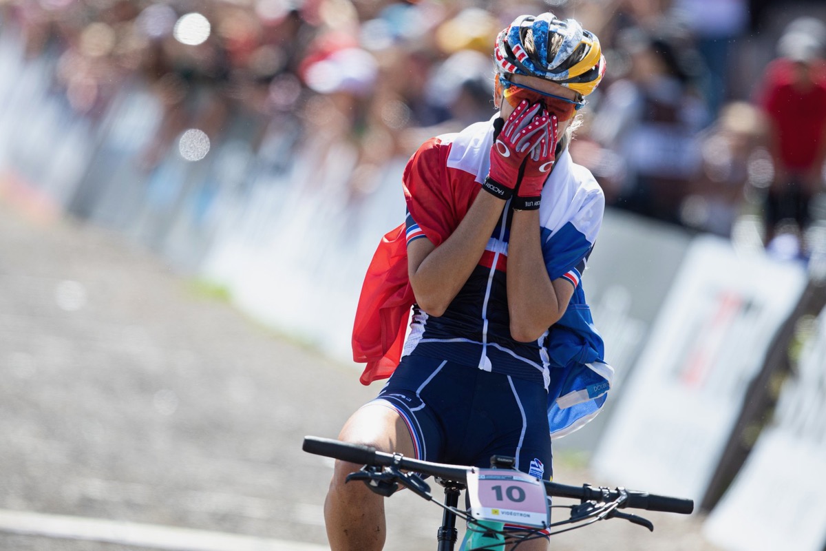  XCO女子エリート　顔を覆いながらフィニッシュするポリーヌ・フェランプレヴォ（フランス）