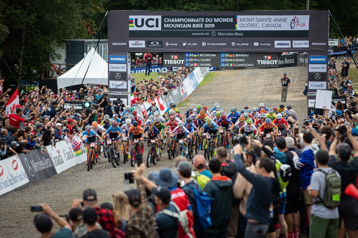 XCO女子エリートレースがスタート。ケイト・コートニー（アメリカ）やヨランダ・ネフ（スイス）が好スタートを切る