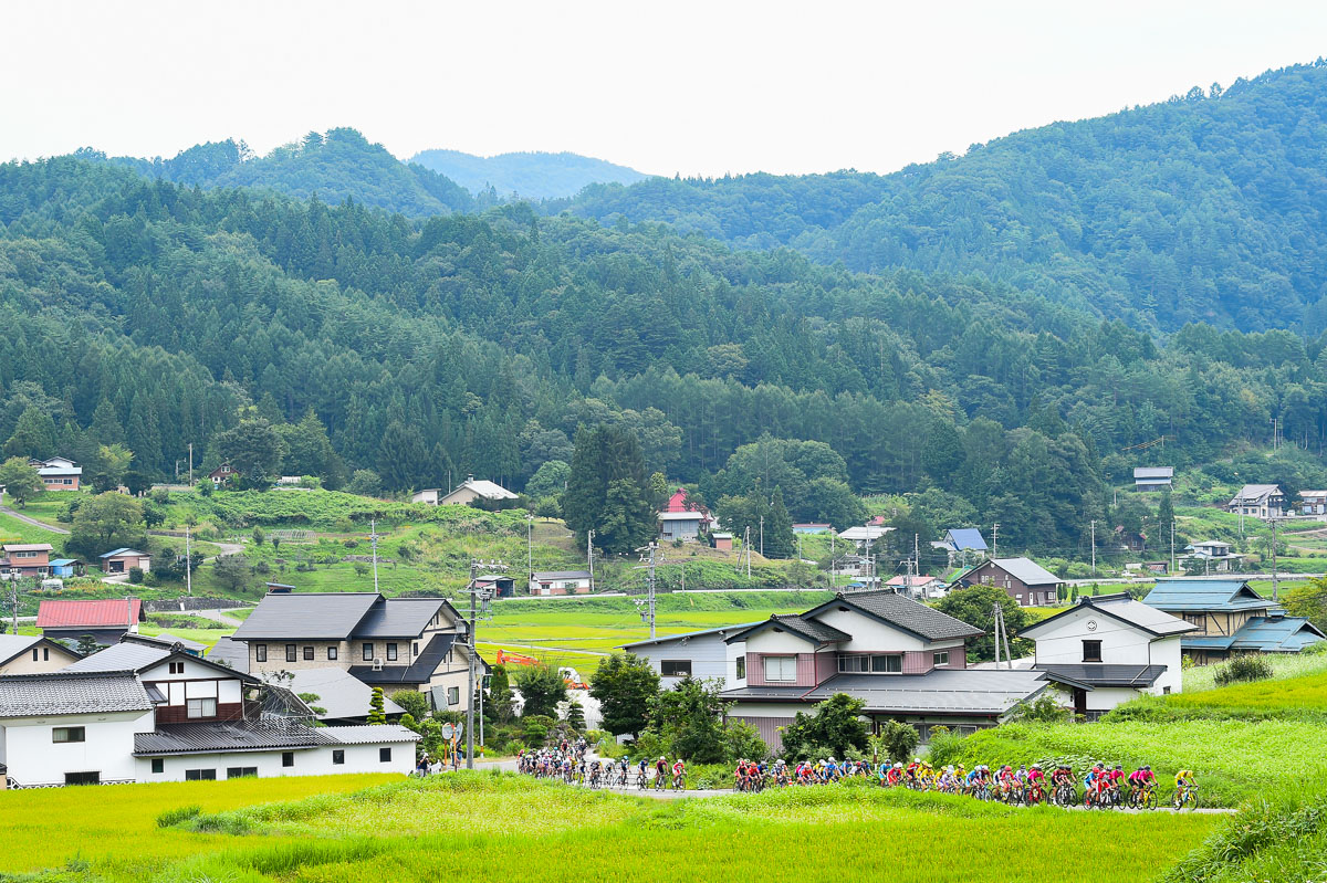 大町市の美麻地区の集落を行く集団