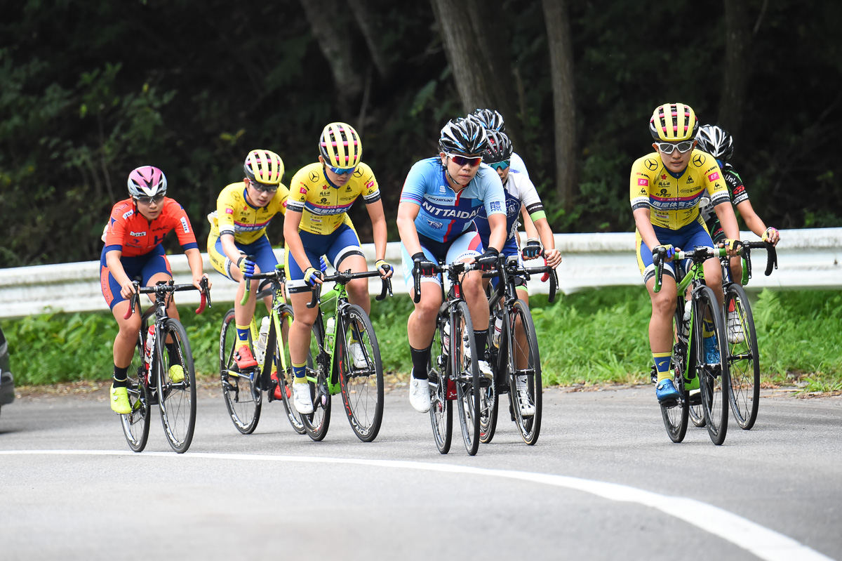 女子2周目　3位争いの集団は総合優勝を争う日本体育大学と鹿屋体育大学が睨み合う