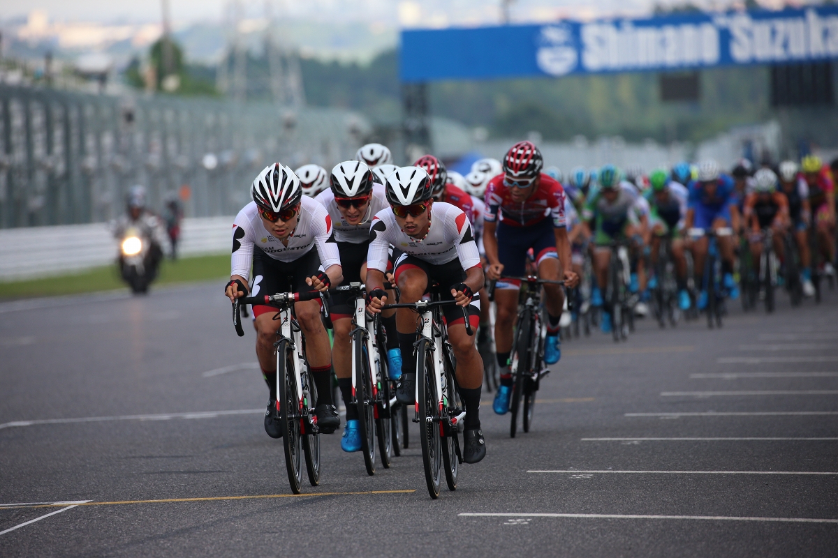 逃げに選手を送り込めなかったブリヂストンサイクリングと宇都宮ブリッツェンが集団をけん引