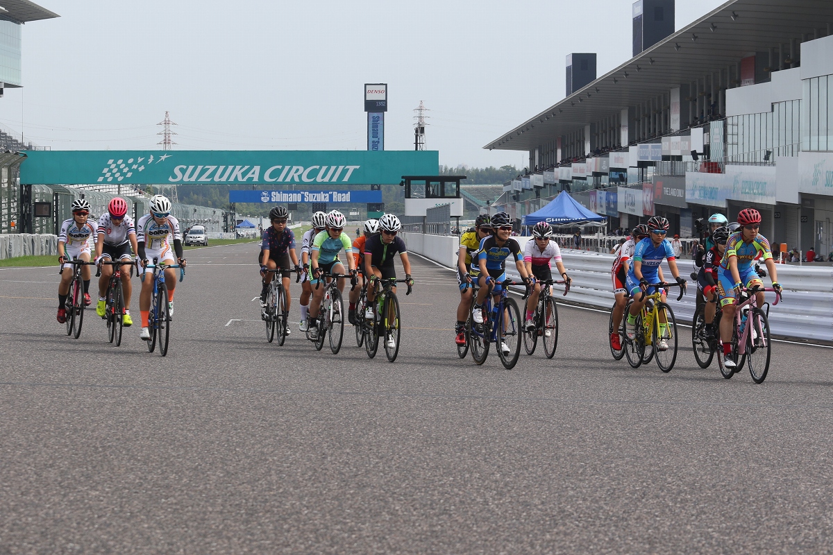 シマノ鈴鹿ロードレースクラシック女子　16名の選手がスタート