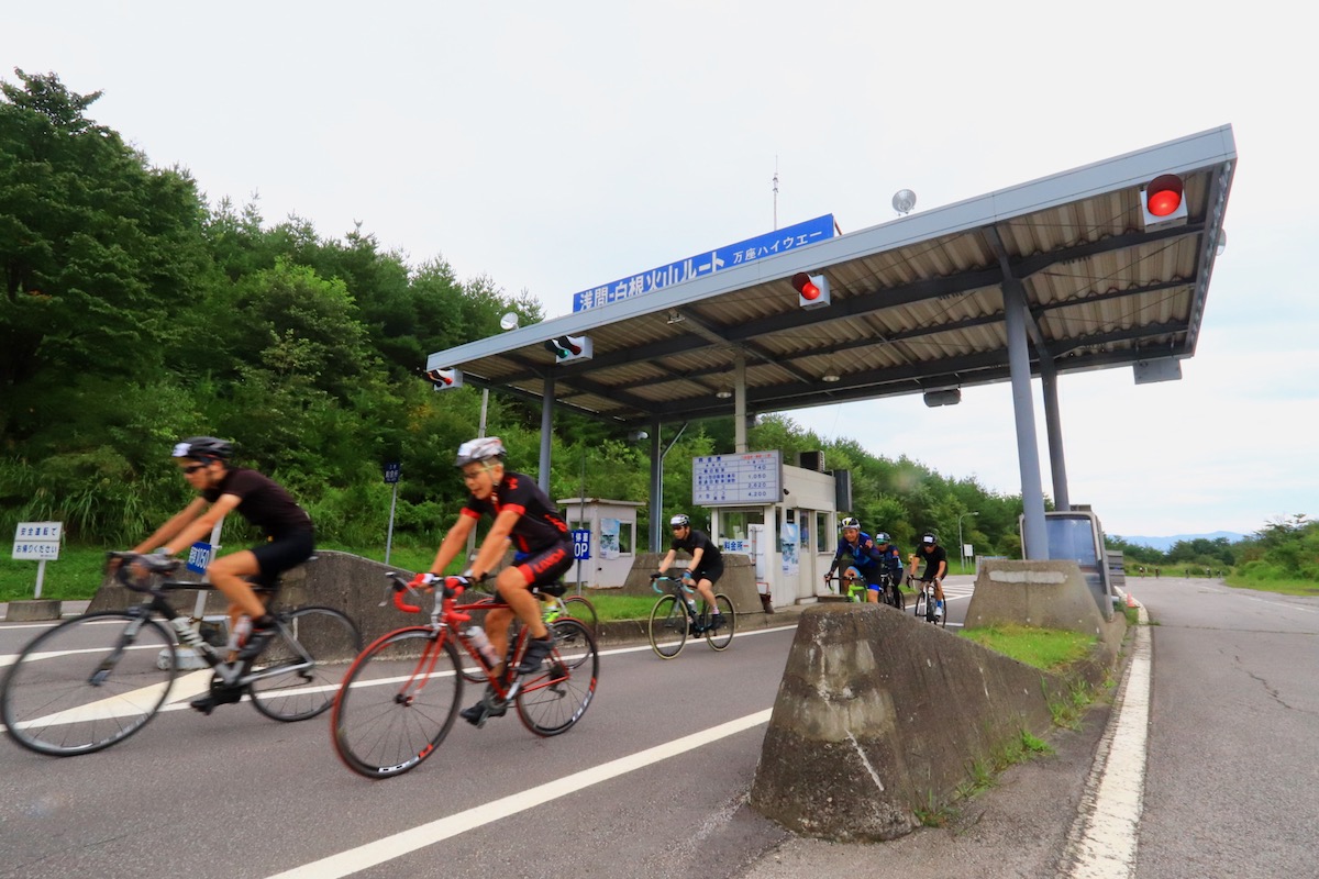 一つの目印である料金所。この前後の平坦区間をどう攻略するかがタイムアップの鍵だ