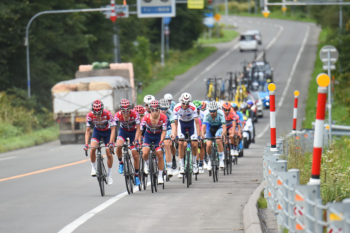 120km付近　宇都宮ブリッツェンがメイン集団の先頭を牽引するも差は5分まで広がる