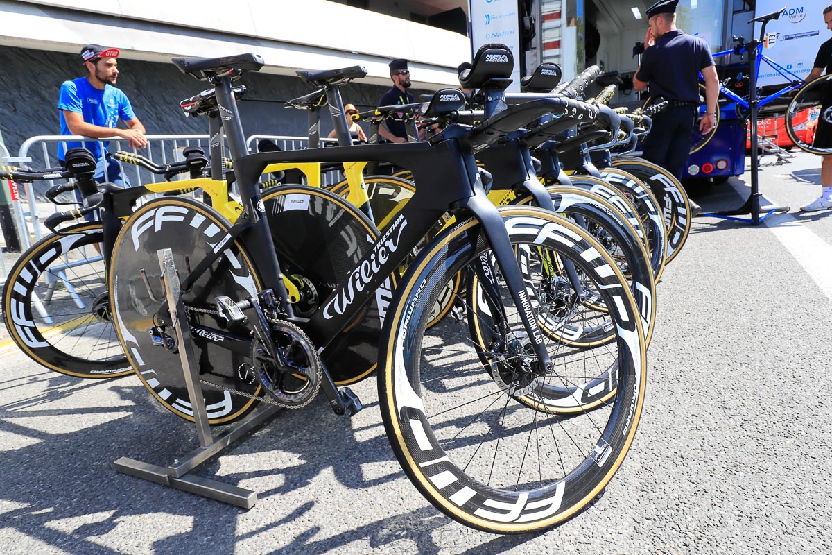 トタルのスポンサー加入まで使われたいた黒/黄色のTURBINEもスペアバイクとして用意された