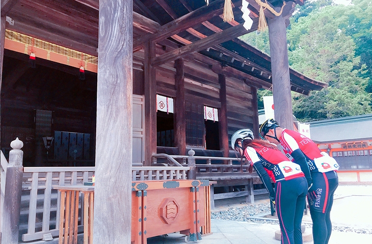 交通安全祈願！神社にはヘルメットに貼るステッカーも売ってます