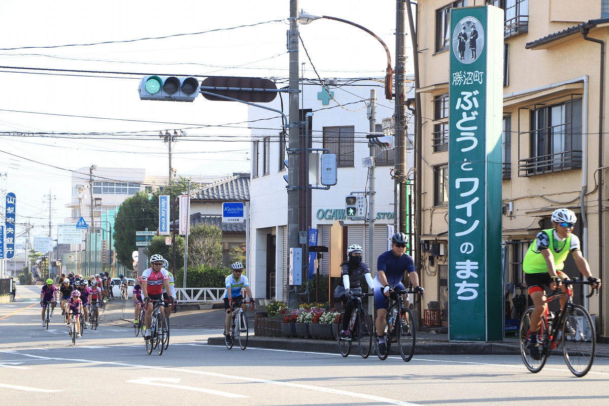 ぶどうとワインのまち　勝沼を走っていく