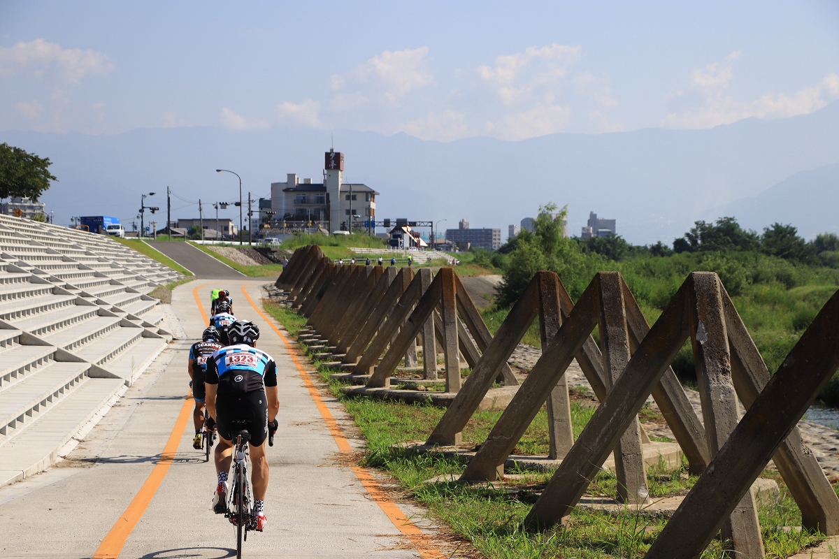 笛吹川の河川敷を行く