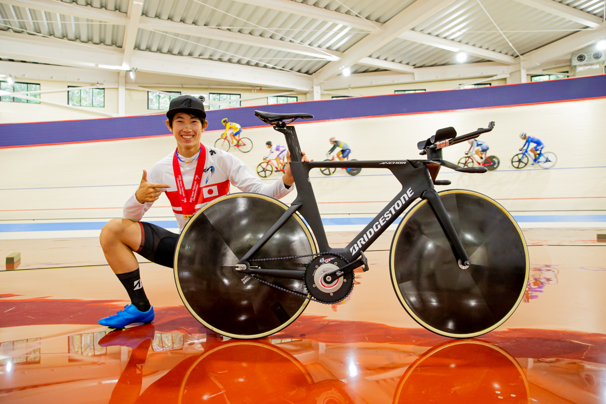 1kmタイムトライアル優勝の沢田桂太郎と新型ピストバイク