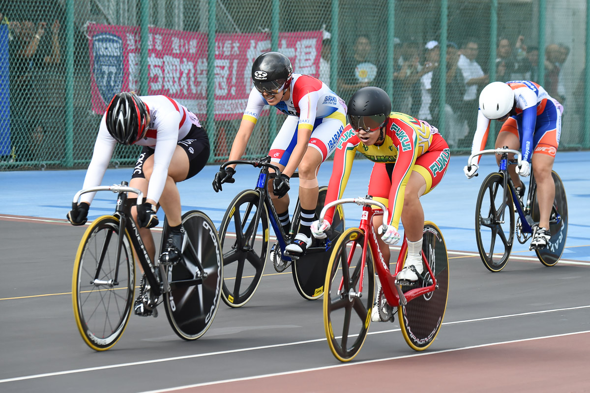 女子ケイリン決勝　石井寛子（東京、写真左）が優勝