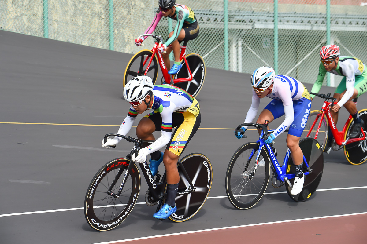 少年男子ポイントレース決勝  序盤からポイントを取り合う邊見竜馬（福島県・写真左）と天野壮悠（大阪府）