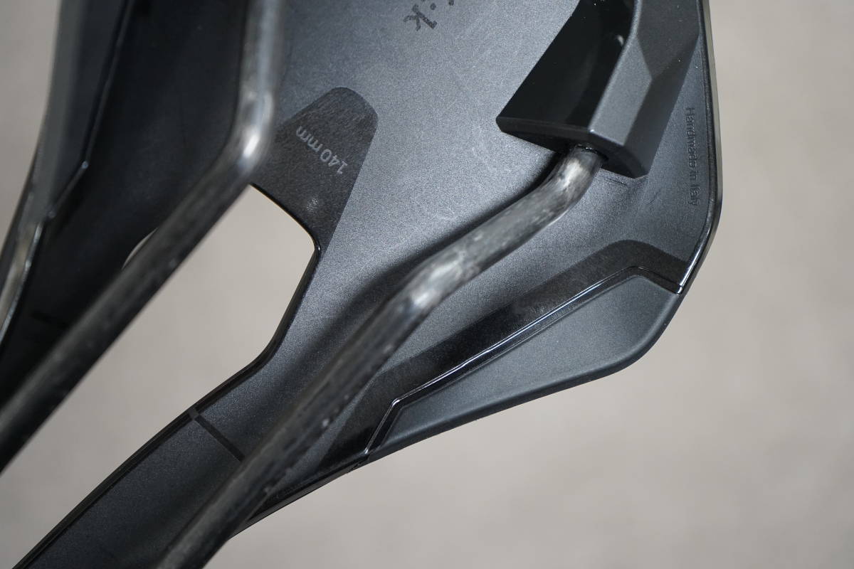 サイドエッジに屈曲性を持たせライダーの足の動きに追従する「Wingflex」デザイン