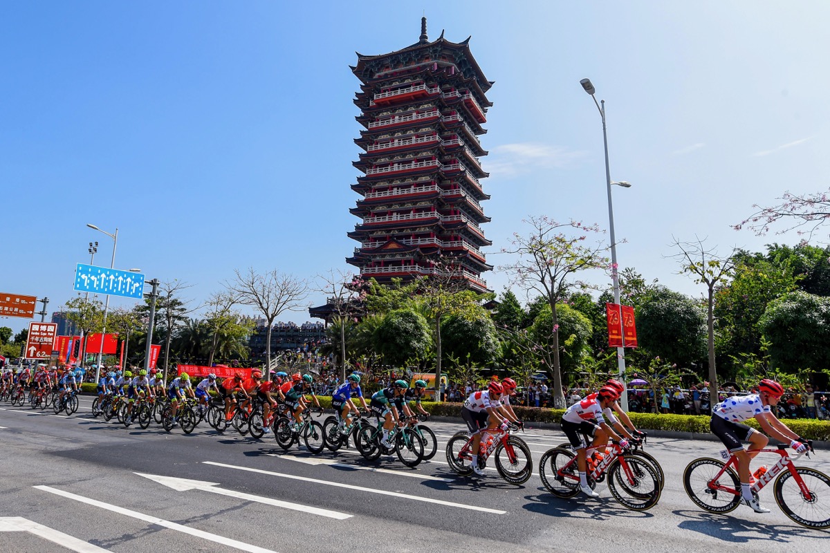 中国らしい建物を横目に欽州市のフィニッシュラインを目指す