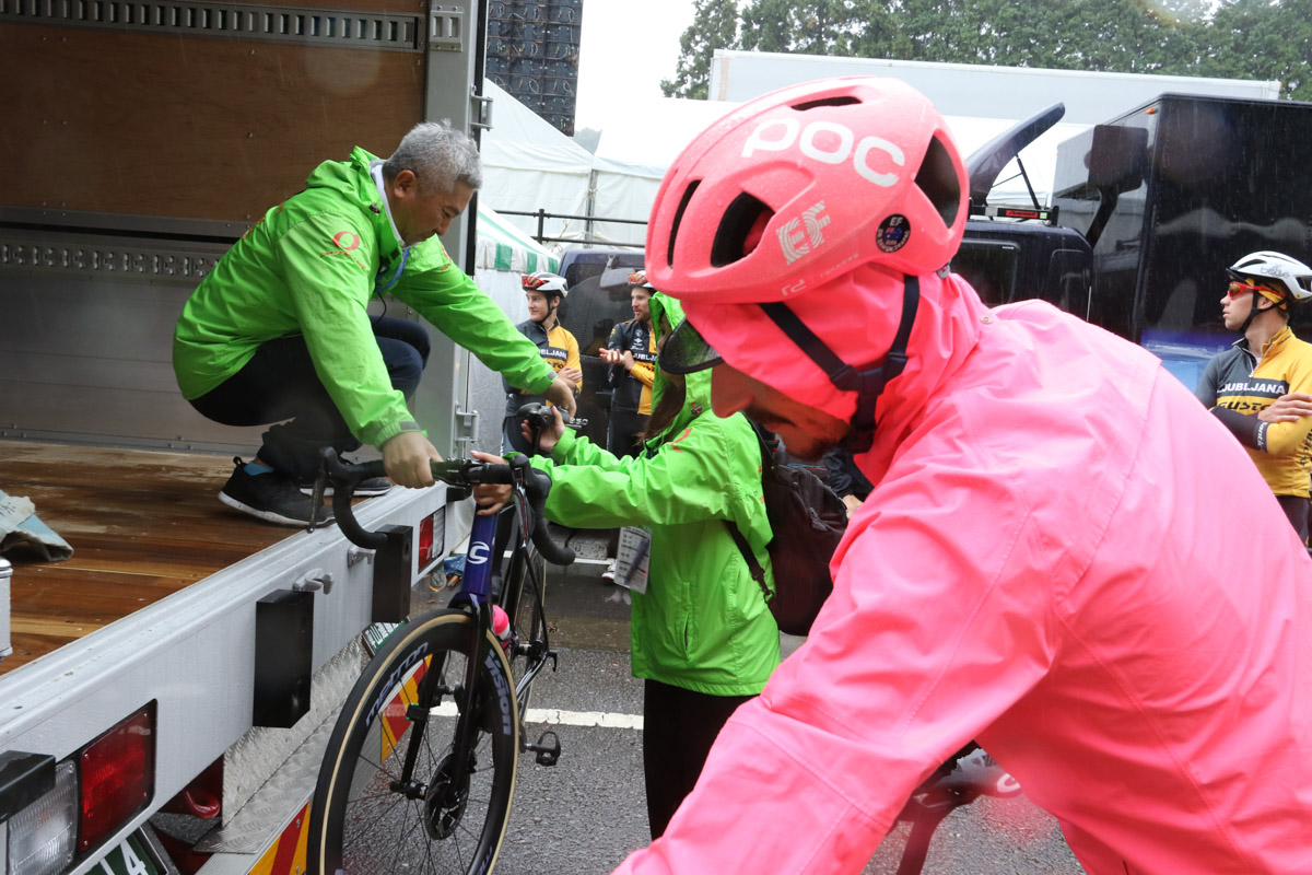 バイク運搬トラックから愛車を受け取る選手たち