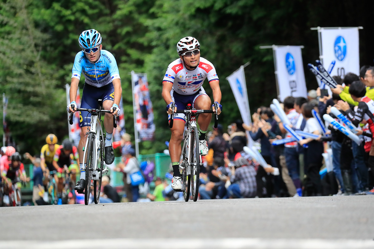 前全日本王者の山本元喜（キナンサイクリングチーム）が先頭で1周目のKOMを通過していく