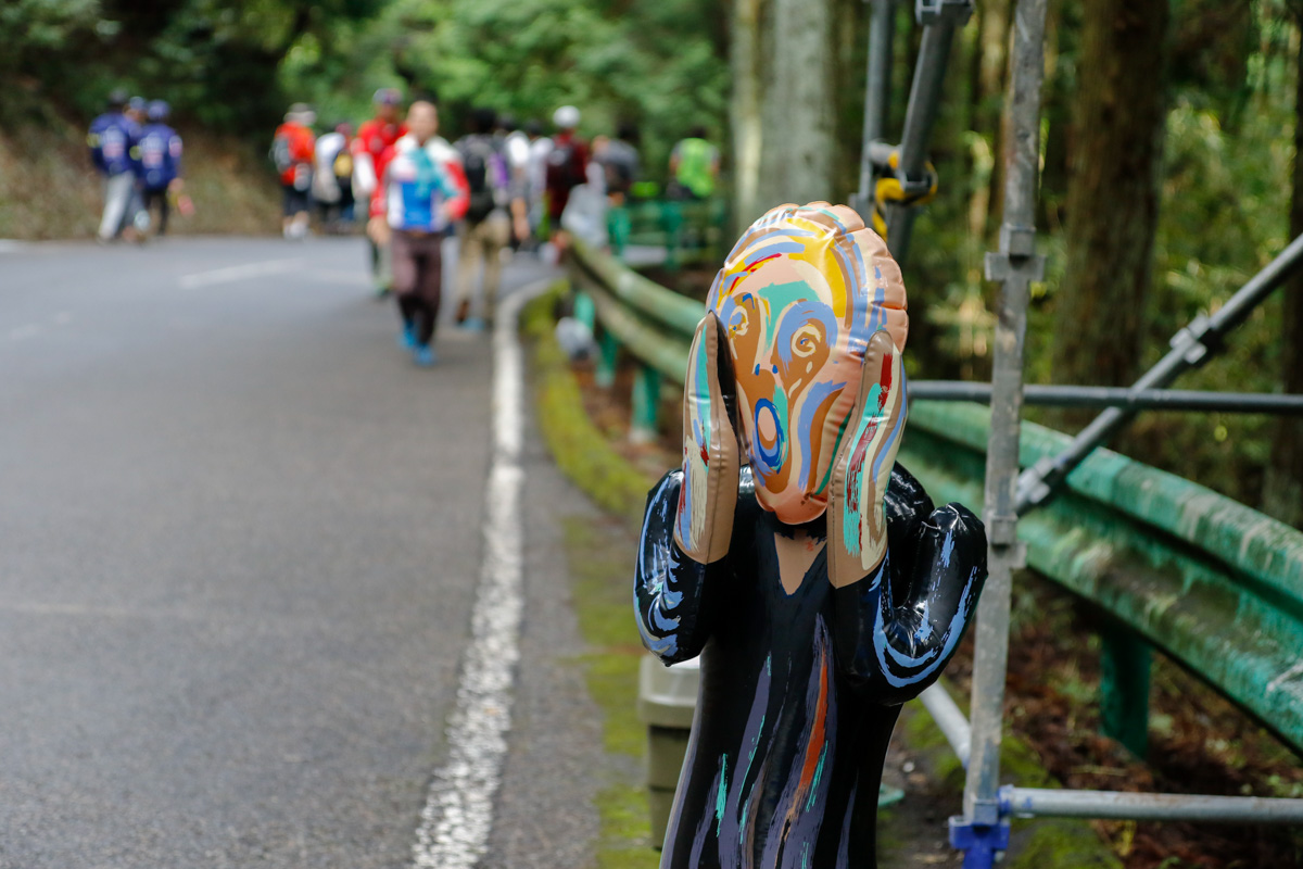 ロードレースの迫力に驚くムンクの叫びさん