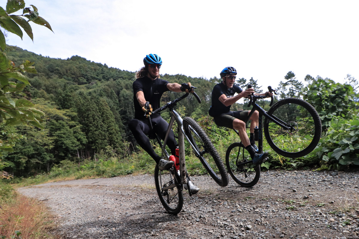 ウィリーを決めるPro Men優勝者バリー・ウィックス（左/KONA COG）写真はレース前日